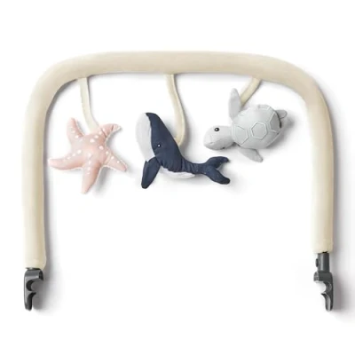 Abbildung von Ergobaby Evolve Bouncer Spielbogen mit Plüsch, Zubehör für die 3 in 1 Babywippe Babyschaukel Neugeborene ab Geburt, Ocean Wonders Cream