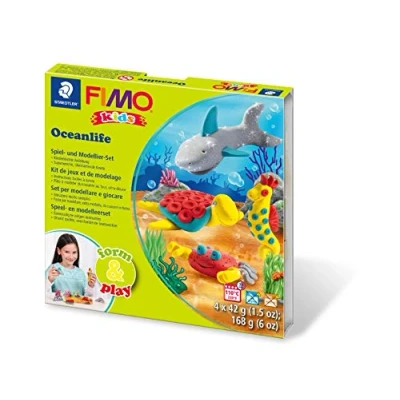 Abbildung von Staedtler 8034 14 LY Fimo kids form&amp;play Set Seaworld (superweiche, ofenhärtende Knete, kinderleichte Anleitung, wiederverschließbare Box, mit 4 Blöcken, 1 Modellierstab und Spielkulisse)