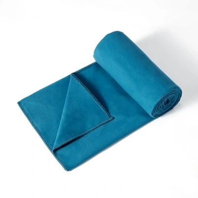 Abbildung von Amazon Basics Handtuch für Hot Yoga, weiche Mikrofaser, rutschfest, saugfähig, 188 cm x 61 cm, Aqua