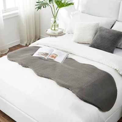 Abbildung von Teppich Wölkchen Fellteppich, Kunstfell Waschbar, Hasenfell Imitat, Kaninchenfell, Kurzfell Tischläufer Fell, Fell Läufer Flur, Bettläufer Dunkelgrau 55x160cm