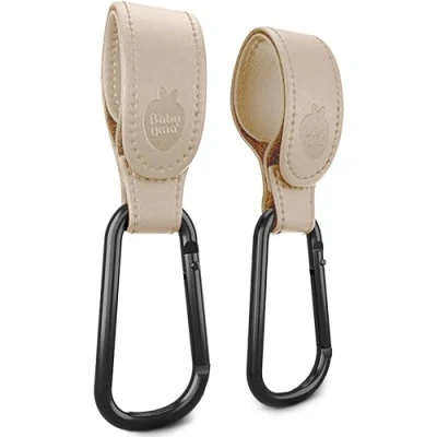 Abbildung von Baby Uma Premium Kinderwagenhaken in Lederoptik (2er Pack) Universelles Kinderwagen Zubehör, Karabinerhaken groß &amp; rutschfest, 5 kg Belastbarkeit pro Karabiner (Beige)