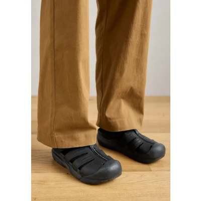 Abbildung von Crocs Yukon Fisherman Unisex Trekkingsandale, Größe: 41 42, Black Schuhe