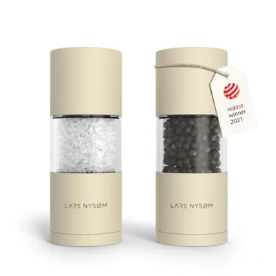 Abbildung von LARS NYSØM Salz und Pfeffer Mühlen Set aus Edelstahl mit einstellbarem Keramik Mahlwerk 2 Stück I Design Gewürzmühlen Manuell (2er Set) (Almond Beige)