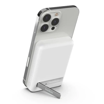 Abbildung von Belkin magnetische 5000 mAh Powerbank, externer Handy Akku, kompatibel mit MagSafe, Passthrough Ladefunktion und Ständer, 7,5 W Ausgang, 10 Eingang, iPhone 16, 15, 14 Weiß