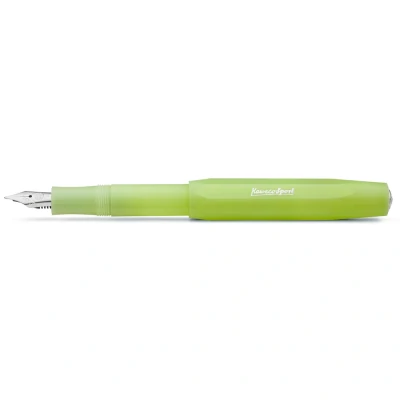 Abbildung von Kaweco FROSTED SPORT Füllhalter Fine Lime I Premium Füllfederhalter für Tintenpatronen mit hochwertiger Stahlfeder 13 cm Füller in Grün Federbreite: M (Medium)