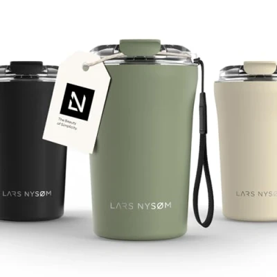 Abbildung von LARS NYSØM Thermo Kaffeebecher to go mit Trageschlaufe &amp; Tritan Deckel Travel Mug 0,38 Liter Isolierung Auslaufsicherer Edelstahl Thermobecher für Café Tee (Sage Green, 380ml)