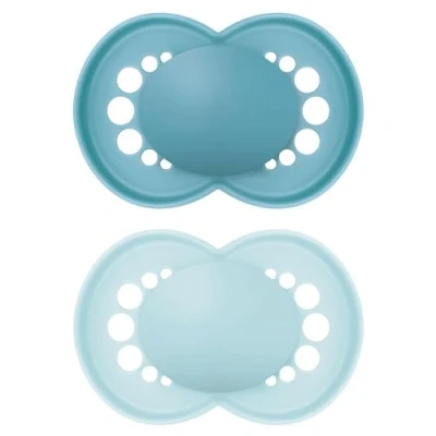 Abbildung von MAM Original Schnuller im 2er Set, zahnfreundlicher Baby aus nachhaltigen &amp; bio erneuerbaren Materialien, Sauger SkinSoft Silikon, mit Schnullerbox, 6 16 Monate, blau/hellblau