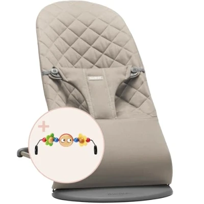 Abbildung von BabyBjörn Babywippe Bliss, Gewebt, Klassische Steppung, Sandgrau, inklusive Spielzeug, Fröhliche Augen