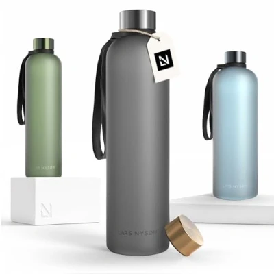 Abbildung von LARS NYSØM Trinkflasche 1l Wasserflasche Ultraleichte Tritan Sport Flasche auslaufsicher, Kohlensäure geeignet für Sport, Büro, Yoga 2 Deckel inkludiert (Ash Gray, 1000ml)