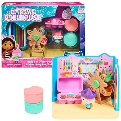 Abbildung von Gabby&#039;s Dollhouse Deluxe Raum, Craft a riffic Room, Bastelzimmer mit Baby Box, 2 Möbelstücken und Überraschungsboxen Zubehörteilen, geeignet für Kinder ab 3 Jahren