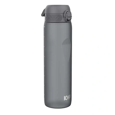 Abbildung von Ion8 1 Liter Trinkflasche, 1000ml, Auslaufsicher, Einhandöffnung, Sichere Verriegelung, Spülmaschinenfest, BPA frei, Tragegriff, Leicht zu Reinigen, Ideal für Sport und Fitnessstudio, Grau