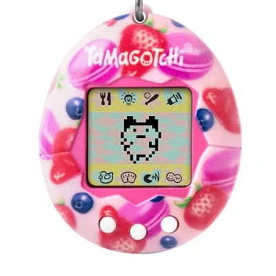 Abbildung von Bandai Tamagotchi Original Berry Delicious Elektronisches virtuelles Tier mit Farbdisplay, 3 Tasten und Spielen Interaktives auf Deutsch Kinderspielzeug ab 8 Jahren 42971