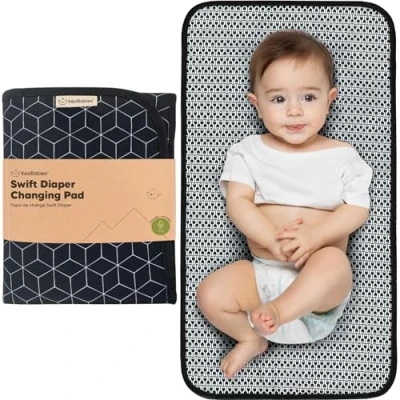 Abbildung von Tragbares Wickelunterlage für Unterwegs Waschbar Faltbar Baby Wickelauflage Wasserdicht Kleines, Leicht Wickelunterlagen (Black Geo)