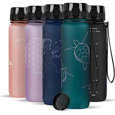 Abbildung von 720DGREE Trinkflasche 1l mit Motiv “uberBottle“ +Sieb Auslaufsicher, Leicht, BPA Frei, Bruchsicher Wasserflasche für Uni, Sport, Fitness, Fahrrad, Outdoor Mehrweg Tritan Sportflasche Grün