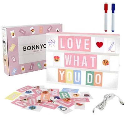 Abbildung von Light Box Rosa A4 mit 400 Buchstaben, Emojis, 2 Stifte, USB BONNYCO Ä Ö Ü ß Pink Led Lightbox Buchstaben Geschenk für Frauen, Mädchen Leuchtkasten Kinder Schlafzimmer Wohnzimmer Deko