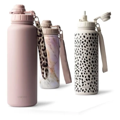 Abbildung von MAMEIDO Thermosflasche mit Strohhalm 700ml, auslaufsichere Trinkflasche Edelstahl isoliert, Wasserflasche Trageschlaufe, Isolierflasche BPA frei (Powder Blush, 0,7l)