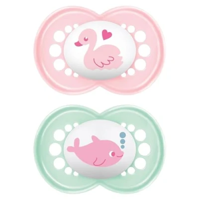 Abbildung von MAM Original Schnuller im 2er Set, zahnfreundlicher Baby aus nachhaltigen &amp; bio erneuerbaren Materialien, Sauger SkinSoft Silikon, mit Schnullerbox, 6 16 Monate, Schwan/Delfin