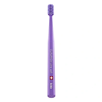 Abbildung von Curaprox CS Kids Zahnbürste Handzahnbürste für Kinder mit 5500 Ultra Soft CUREN Borsten und kleinem Bürstenkopf Violett