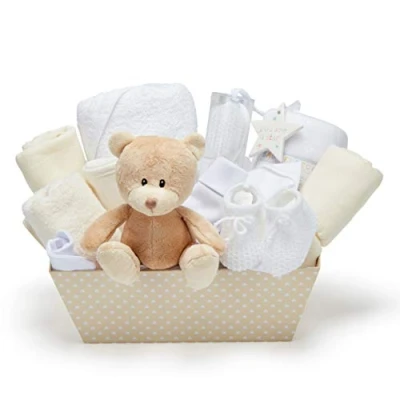 Abbildung von Neutrales Baby Geschenkkorb mit Fleece Wickeltuch, Kapuzenhandtuch, Babykleidung, 2 Mulltücher und süßem braunen Teddybär