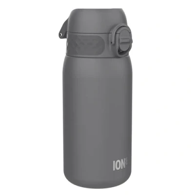 Abbildung von Ion8 Kinder Trinkflasche, Edelstahl 400ml, Auslaufsicher, Einhandöffnung, Sichere Verriegelung, Spülmaschinenfest, Klappdeckel, Tragegriff, Leicht zu Reinigen, Langlebig &amp; Kratzfest, Grau