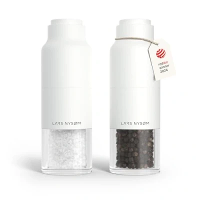 Abbildung von LARS NYSØM Salz und Pfeffermühlenset Edelstahl mit verstellbarem Mahlwerk I Flaschendesign Gewürzmühlen Set Manual (Pure White)