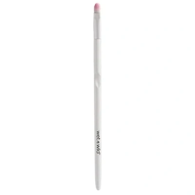Abbildung von wet n wild, Make up Pinsel, Pinsel für Concealer, steifer mit flachem Kopf, ideal das Abdecken von kleinen Flächen, einfaches Auftragen