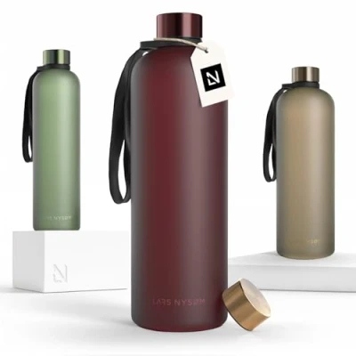 Abbildung von LARS NYSØM Trinkflasche 1l Wasserflasche Ultraleichte Tritan Sport Flasche auslaufsicher, Kohlensäure geeignet für Sport, Büro, Yoga 2 Deckel inkludiert (Berry Red, XL 1500ml)