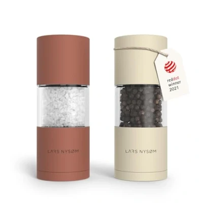 Abbildung von LARS NYSØM Salz und Pfeffer Mühlen Set aus Edelstahl mit einstellbarem Keramik Mahlwerk 2 Stück I Manuelle Gewürzmühlen hochwertigem Design (2 Stk) (Red/Beige)