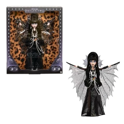 Abbildung von Monster High Puppe, Elvira, Herrin der dunklen Magie, Sammelfigur in einem schwarzen Kunstlederkleid mit silbernem Batwing Cape und hochwertigem Zubehör, HYV99