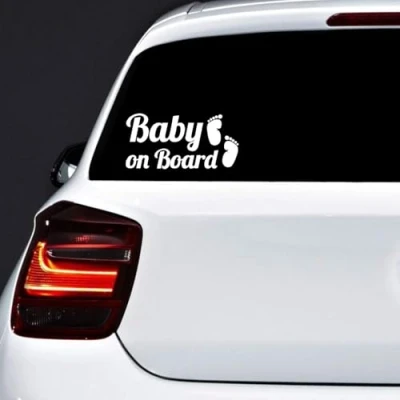 Abbildung von Autodomy 2 Stück Baby on Board an Bord Füße Hohe Sichtbarkeit aus großer Entfernung Aufkleber Auto Für alle Fahrzeugtypen 15x7 cm (Weiß)