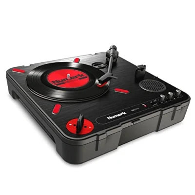Abbildung von Numark PT01 Scratch tragbarer DJ Plattenspieler mit auswechselbarem Switch, eingebautem Lautsprecher, Stromversorgung über Batterie / Netzteil, 3 Geschwindigkeiten und USB Verbindung
