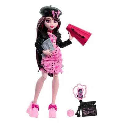 Abbildung von Monster High Fearbook Draculaura Set aus Puppe und Zubehör mit Filmclub Thema, Collegejacke, Jahrbuch, Drehbuch Film Accessoires, HXW30