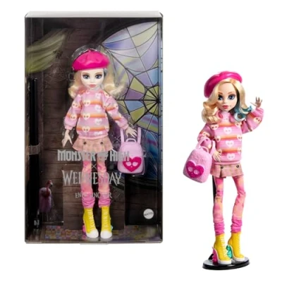 Abbildung von Monster High Wednesday Puppe und Accessoires, Enid Sinclair Sammelfigur in pink mit Baskenmütze Rucksack, Puppenständer, HXJ05