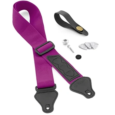Abbildung von TIGER Ukulele Gurt Pack inkl. Gurt, Kopfplatte Krawatte, Gurtknopf/Endpin und 3 Filzplektren geeignet für Sopran, Konzert, Tenor Baritonukulele Lila