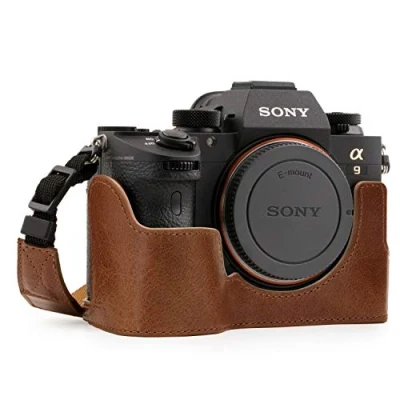 Abbildung von MegaGear MG1244 Sony Alpha A7RIII, A9, A7III Ever Ready Echtleder Kamera Halbtasche mit Trageriemen Braun