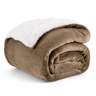 Abbildung von BEDSURE Kuscheldecke Flauschig Sofaüberwurf Kamel Decke Sofa Klein als Couchdecke Überwurf und Wohnzimmerdecke, Wohndecke aus weiche Fleece warm Sherpa, Fleecedecke 130x150 cm