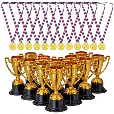 Abbildung von THE TWIDDLERS 12 Sportfest Goldmedaillen &amp; Mini Pokale Trophäen für Kindergeburtstag, Medaille Schulspiele, Fussball Feiern, Kleine Kinder Mitgebsel Preis