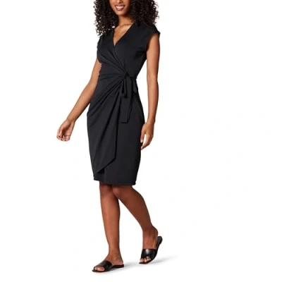 Abbildung von Amazon Essentials Damen Klassisches Wickelkleid mit Flügelärmeln (erhältlich in Übergröße), Schwarz, M