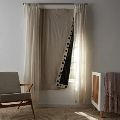 Abbildung von Amazon Basics, Verdunkelungsvorhang mit Saugnäpfen, tragbar und reisefreundlich, 198 cm X 127 cm, 1 Stück, Beige, (78.0 L 50.0 W)