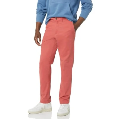 Abbildung von Amazon Essentials Herren Lässige Stretch Chinohose mit sportlicher Passform (in Übergrößen erhältlich), Verwaschenes Rot, 30W / 29L