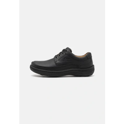 Abbildung von Clarks Nature Three Sportlicher Schnürer, Herren, Größe: 41, Black Schuhe