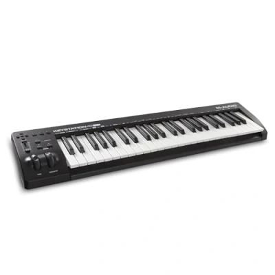 Abbildung von M Audio Keystation 49 MKIII Kompakter Tasten MIDI Keyboard Controller mit zuweisbaren Reglern, Pitch/ Modulation Rädern, Plug And Play (Mac/PC) Konnektivität und Software Production Suite