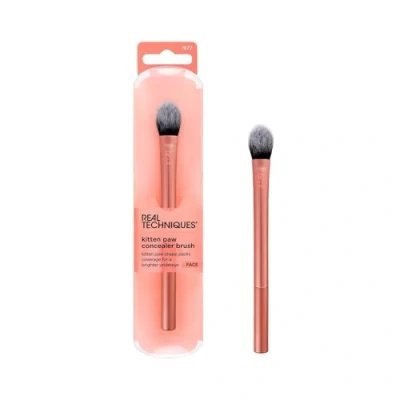 Abbildung von Real Techniques Brightening Concealer Make up Pinsel, Kitten Paw Brush passt unter die Augen, kaschiert dunkle Ringe, Augencreme, Primer und Aufheller,tierversuchsfrei, 1 Stück
