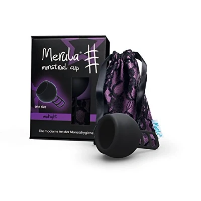 Abbildung von Merula Cup midnight (schwarz) One size Menstruationstasse aus medizinischem Silikon