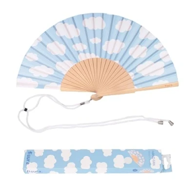 Abbildung von FISURA Holzfächer mit Wolkenmuster. Farbenfrohes, stilvolles Accessoire, tragbarer blauer Handventilator praktischem Aufhänger. Perfekt für einen frischen Sommerlook. Maße: 42,5 x 23 cm