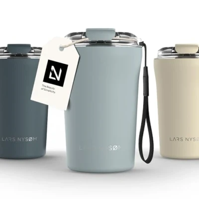 Abbildung von LARS NYSØM Thermo Kaffeebecher to go mit Trageschlaufe &amp; Tritan Deckel Travel Mug 0,38 Liter Isolierung Auslaufsicherer Edelstahl Thermobecher für Café Tee (Sky Blue, 380ml)