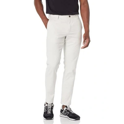 Abbildung von Amazon Essentials Herren Knitterfreie Flatfront Chinohose in schmaler Passform, Hellgrau, 32W / 30L