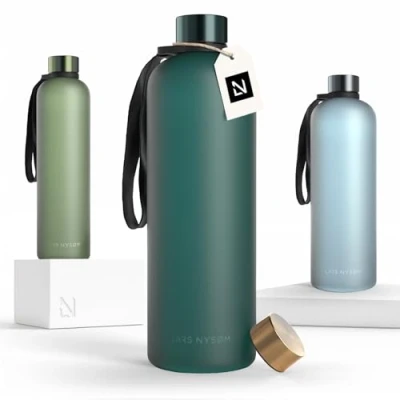 Abbildung von LARS NYSØM Trinkflasche 1l Wasserflasche Ultraleichte Tritan Sport Flasche auslaufsicher, Kohlensäure geeignet für Sport, Büro, Yoga 2 Deckel inkludiert (Pine Green, XL 1500ml)