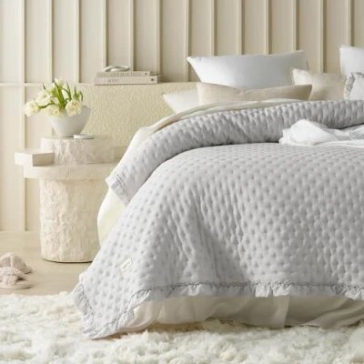 Abbildung von ROOM99 Molly Elegante Tagesdecke in Hellgrau 240 x 260 cm Vielseitige Wohndecke als Bettüberwurf oder Sofaüberwurf Überwurfdecke für Bett und Sofa Steppdecke Stil Ideal Bedspread