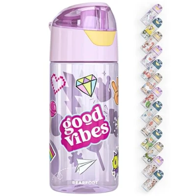 Abbildung von BEARFOOT Trinkflasche Kinder 450ml, leichte Tritan Wasserflasche, BPA frei, auslaufsicher, Kohlensäure geeignet, spülmaschinenfest für Jungen, Mädchen, Kleinkind (Lila Sticker)